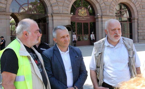 Оляха се! Триото зове към вандализъм